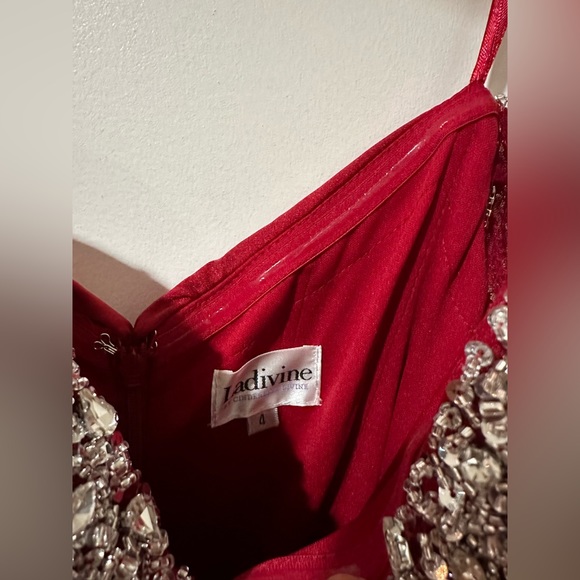 This dress is only worn once. No alteration. Bust 34. Waist 26 and hips 37 - Picture 2 of 7